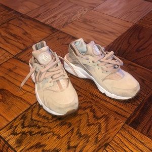 Nike Huaraches Tan. Cool and Comfortable. Size 8.5